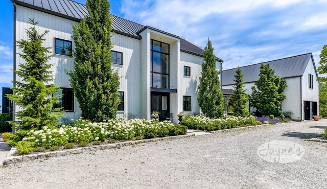 5 Min to Georgian Peaks! Breathtaking 5bdrm 5bath Converted Barn - Blue Mtn!
