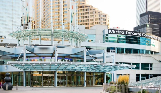 5 mins walk to trinity bellwood park! 3 bedrooms Downtown Toronto
