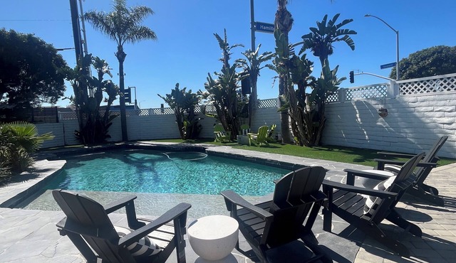 5 Star Rated Beach House! Huge Pool, Hot Tub, 4-bedrooms, AC & fitness room.
