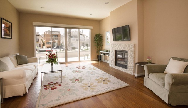 600 ft to Beach, Near Pier, 10 Beds, AC, Roof Deck, Bikes, Surfboards