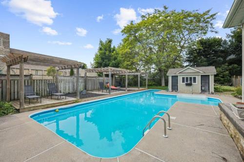 6BR house with Pool, BBQ & Firepit. Mins to Beach and Downtown