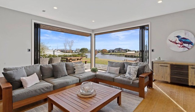 6BR Relax at Lake Hood Luxury Canal Home with Jetty