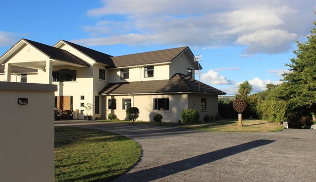 A luxurious 2 bed 2 bathroom studio with dining/living/ kitchen and river views