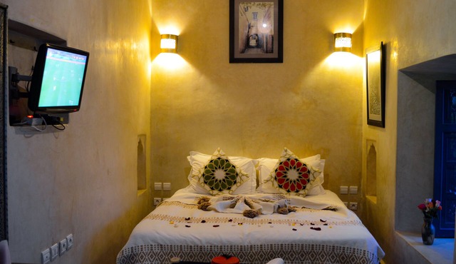 A private Double Room in a Beautiful, Quiet Riad with plunge pool, wifi terrace