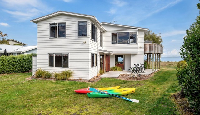Absolute Waterfront with WiFi - Five Mile Bay Home