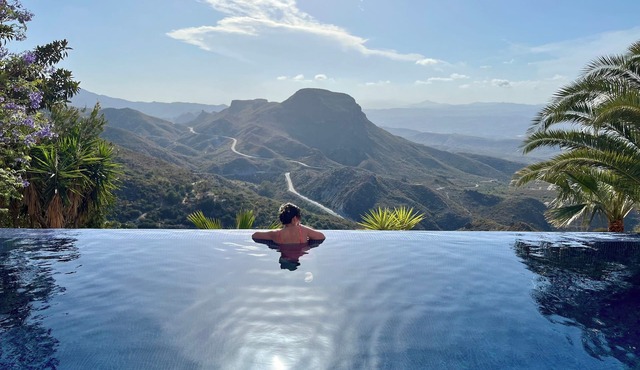 Al Qasr Villa: Infinity pool, Summer Kitchen;1500m2 plot, Fast Wifi, mountains
