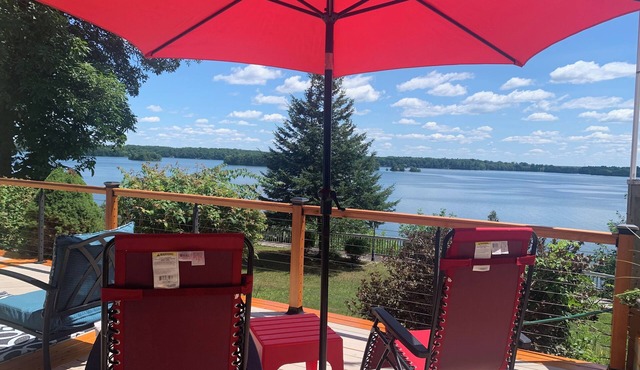 All Year Lakefront Getaway in a private guest rm & indoor pool/Sauna on QEstate