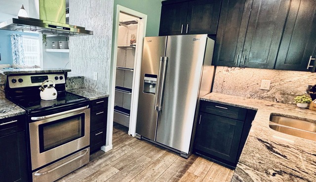 Allen Family Farm - HotTub, WiFi, Pet Friendly, Fresh Sourdough, Pigs, Chickens!