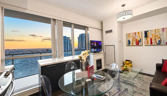 Altitude Suites on Yonge - Downtown Toronto Short Walk to SickKids, TMU & Eaton Centre