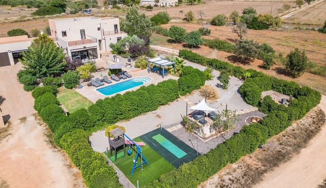 Amazing home in Campos with private swimming pool, can be inside or outside
