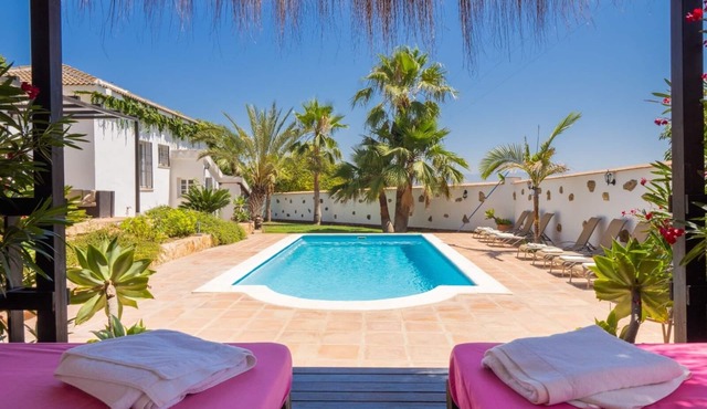 Andalusian Villa with heated pool and private garden