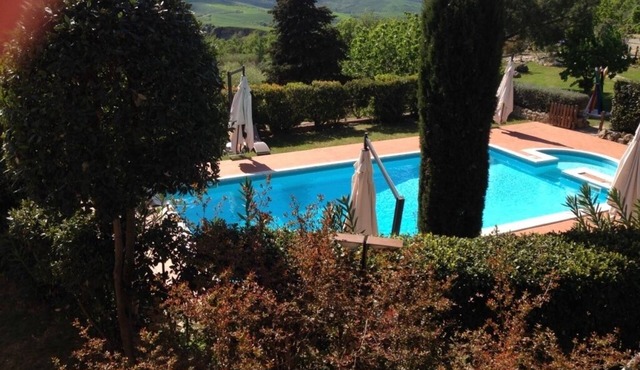 Apartment for 2 with beautiful view near San Gimignano and Volterra.