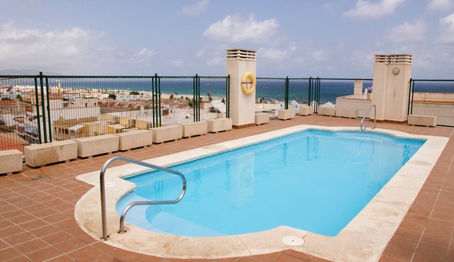 Apartment 'Piso Para Grupos Cerca Del Mar' with Shared Pool, Wi-Fi and Air Conditioning