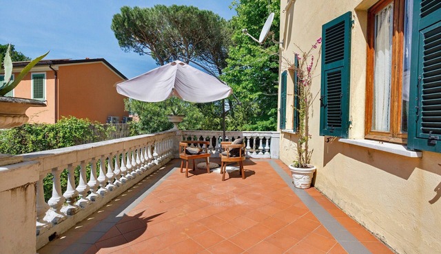 Apartment Riccardo in Villa Pini with Shared Pool and Terrace
