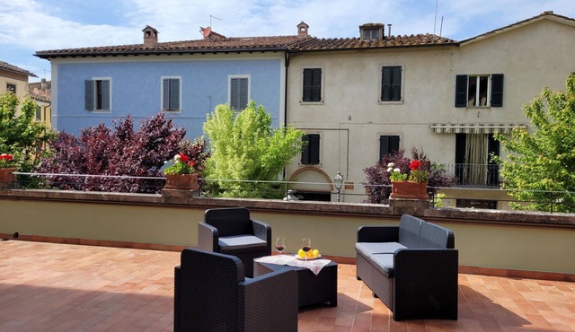 Apartment sleeps 6 located in in the heart Asciano, with terrace.