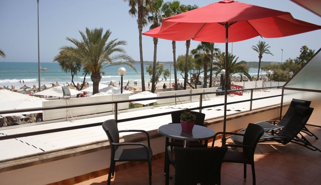 App. RIGO 1-B(1st floor center, bedroom): Spacious beach apartment, frontal sea view