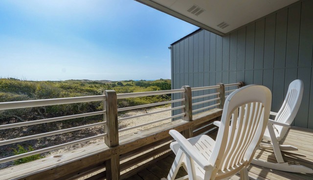 Atlantic Beach Getaway Spacious 3-Level Condo: Walk to the Beach & Pool