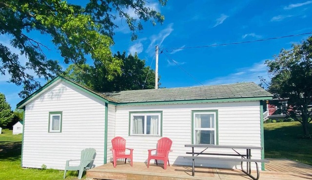 Bailey's Cottages (#1) Lake-front cabin