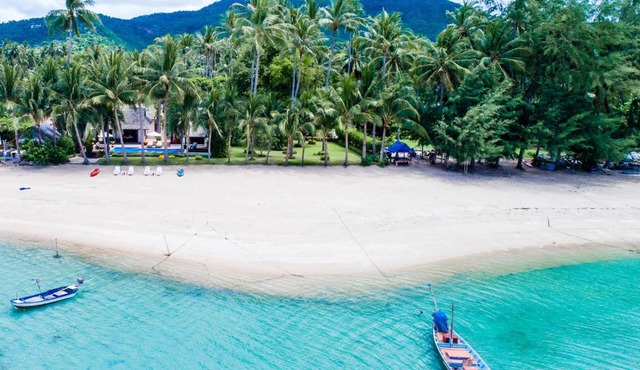 Ban Laem Sor - Tropical Beachfront Retreat