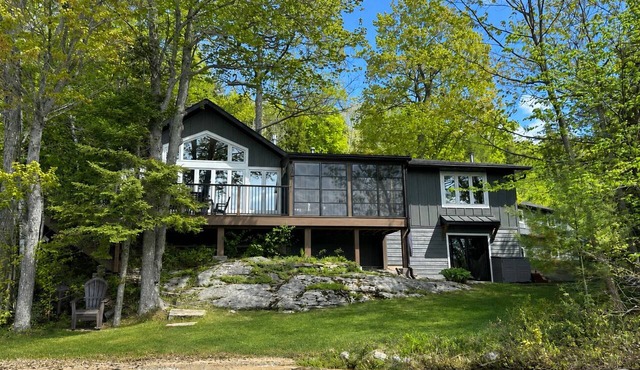 Beach Bay Cottage - Halls Lake. Private Shallow Sandy Beach