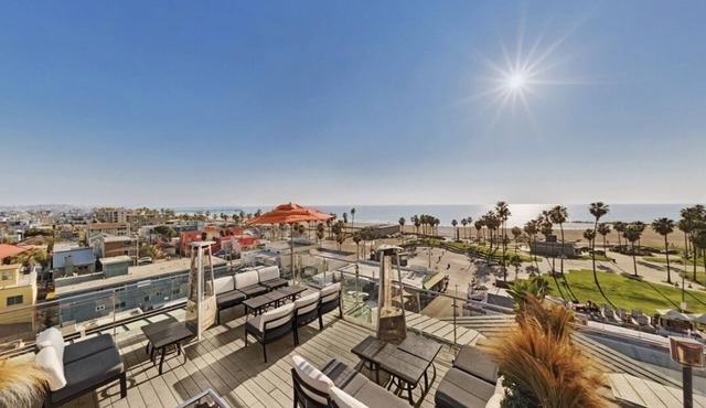 Beach Vibe: 2 Bedroom Urban Retreat | Heart of Venice | 1 min Walk to the Sand