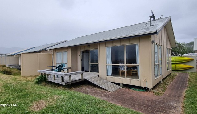 BEACHFRONT Modern Holiday Rental at Kennedy Bay