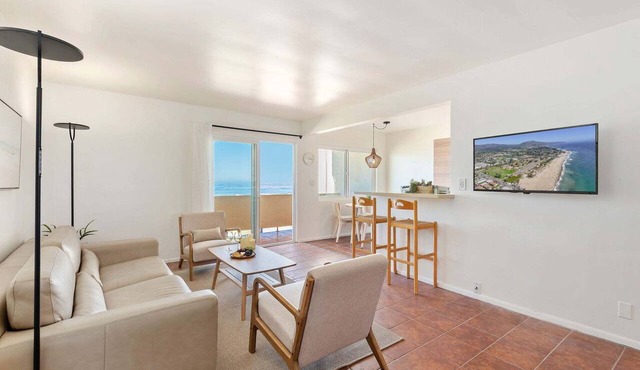 Beachfront Ocean View Condo | California King, Balcony & Steps to the Sand