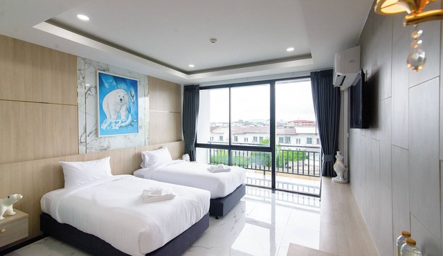 Bear & Bird Hotel