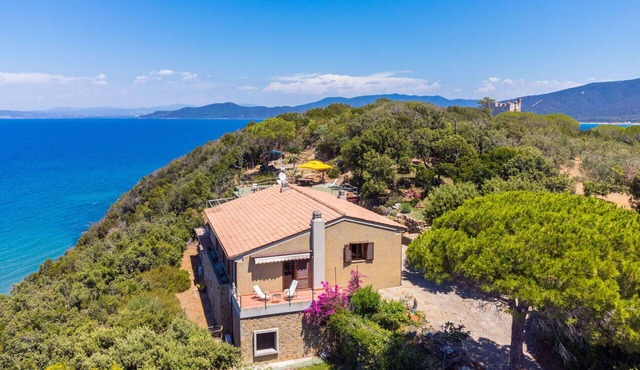 Beautiful private villa for 10 guests with WIFI, A/C, TV, terrace and pets allowed
