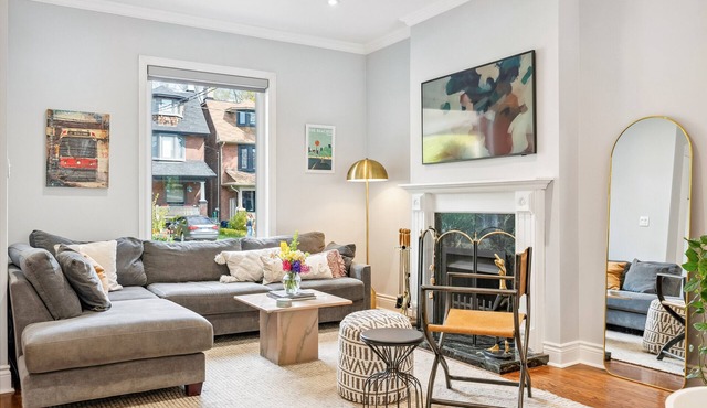 Beautiful 3 Bedroom Spacious Home in the Beaches w/Parking