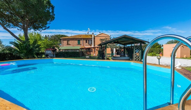 Beautiful apartment for 10 guests with pool, WIFI, A/C, TV, terrace, pets allowed and panoramic .