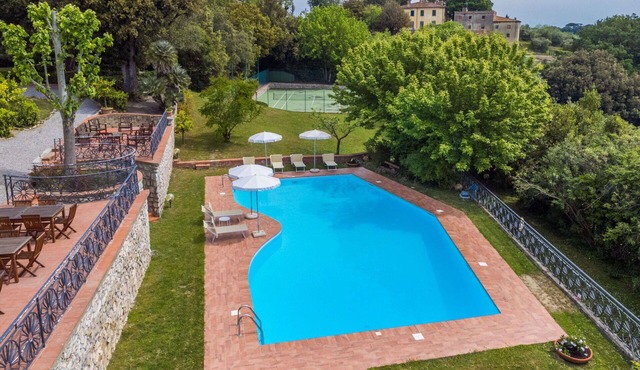 Beautiful apartment in villa for 18 guests with WIFI, private pool, TV, terrace and pets allowed