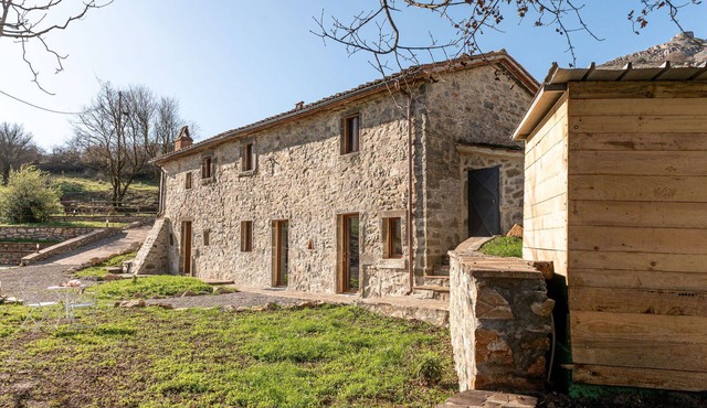 Beautiful apartment in villa for 6 guests with patio, pets allowed and panoramic view