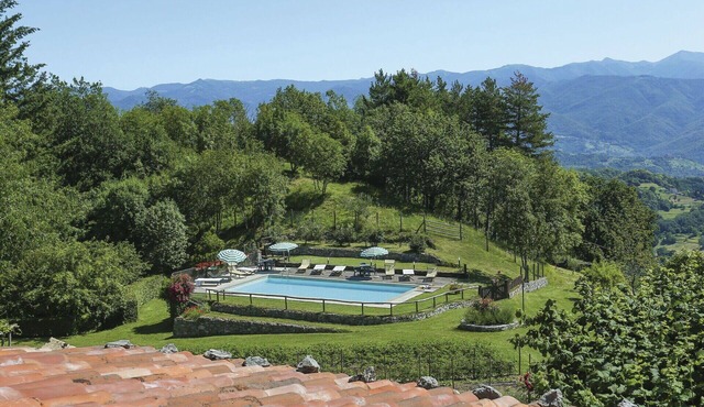 Beautiful apartment in villa for 6 guests with pool, WIFI, TV and patio