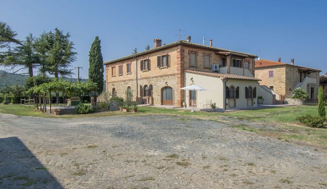 Beautiful apartment in villa for 12 people with WIFI, A/C, TV, patio and pets allowed
