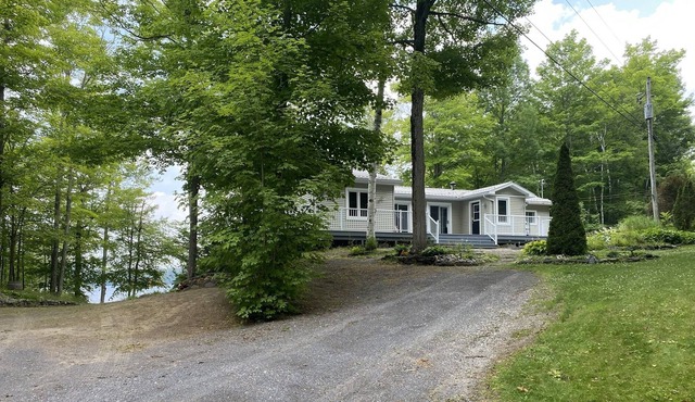 Beautiful Cottage in Quiet Cove on Sharbot Lake