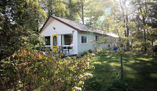 Beautiful cozy cottage, few steps to a sandy semi-private beach,