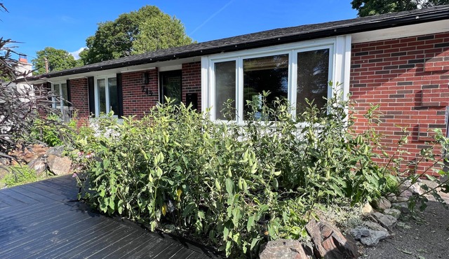 BEAUTIFUL HOME WITH POOL NEAR TRENT UNIVERSITY