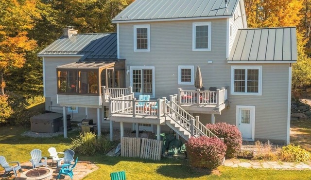 Beautiful house w/mountain & pond views, hot tub, pool table, bbq, firepit, w/d