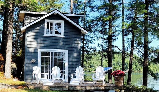 Beautiful Island Cottage with Amazing Views, Private Dock in Huntsville Canada
