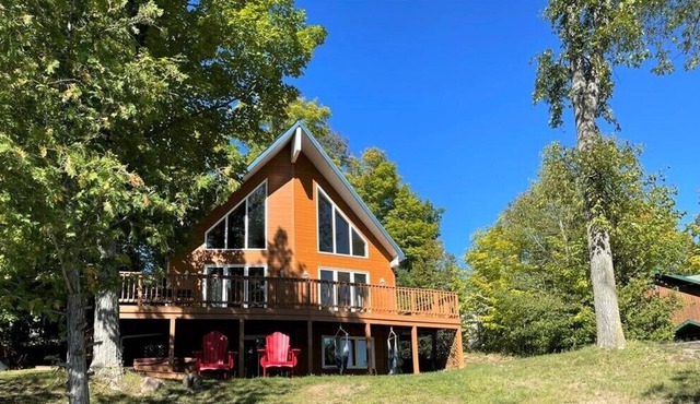 Beautiful lake side cottage