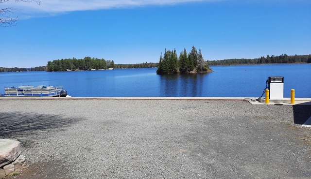 Beautiful log home + 1000 sq foot bunkie. 7 BEDS!