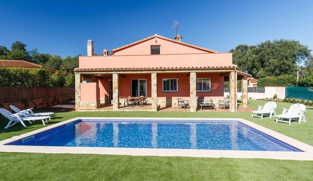 Beautiful private villa for 10 guests with WIFI, private pool, TV and patio