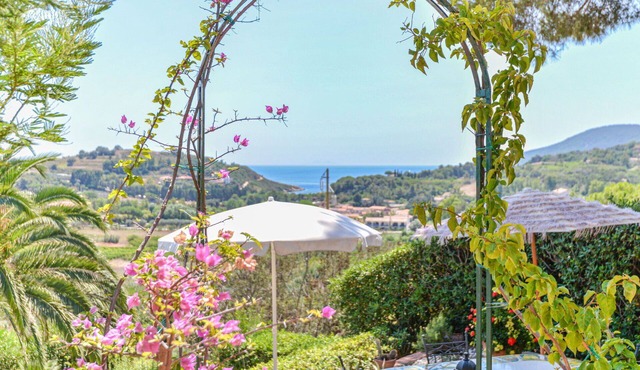 Beautiful private villa for 6 guests with WIFI, A/C, TV and patio