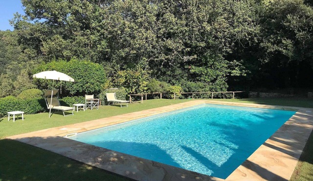 Beautiful private villa for 4 people with pool, WIFI, TV, patio and panoramic view, close to Lucca