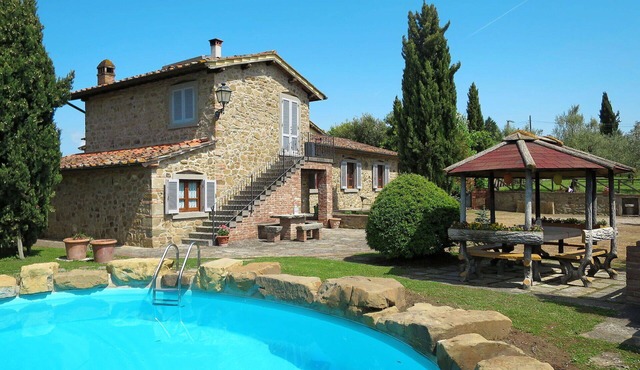 Beautiful private villa for 8 people with private pool, WIFI, A/C, TV, patio and pets allowed