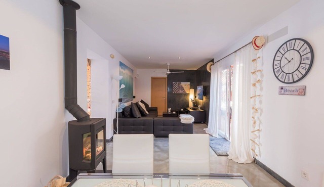 Beautiful private villa for 6 guests with WIFI, A/C, TV and patio