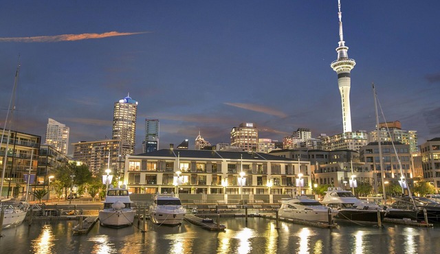 Beautiful, quiet, waterfront apartment, with pools, carparks and stunning views