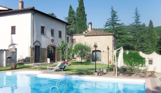 Beautiful villa for 2 guests with pool, TV and patio