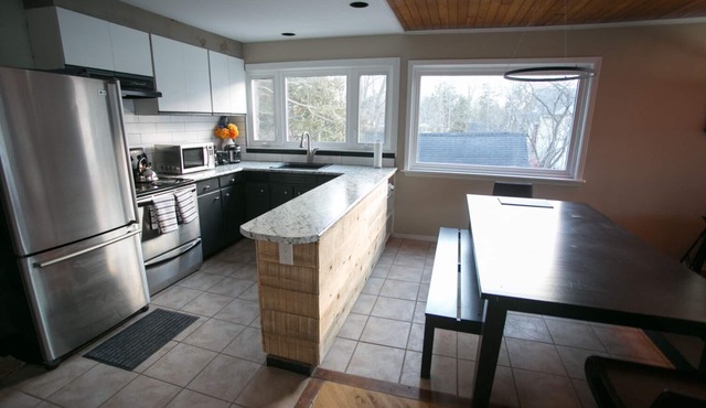 ⭐Beautiful Waterfront Cottage 1 Hour from Toronto🏡